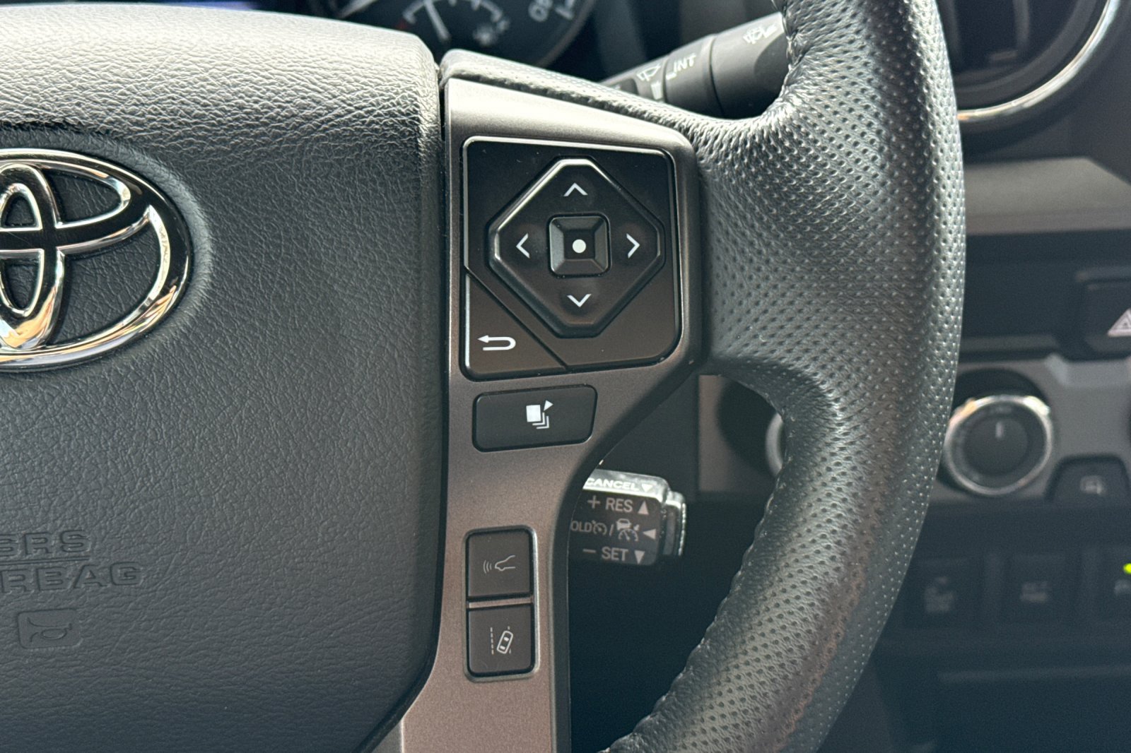 Used 2023 Toyota Tacoma TRD Off-Road w/ Technology Package AWD/4WD image 33