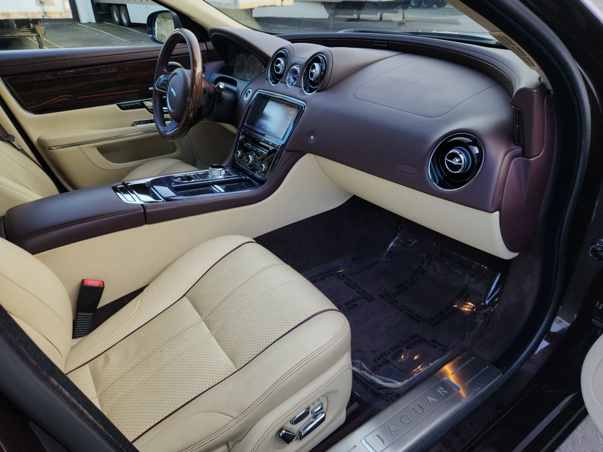 Used 2011 Jaguar XJ L Supersport RWD image 25