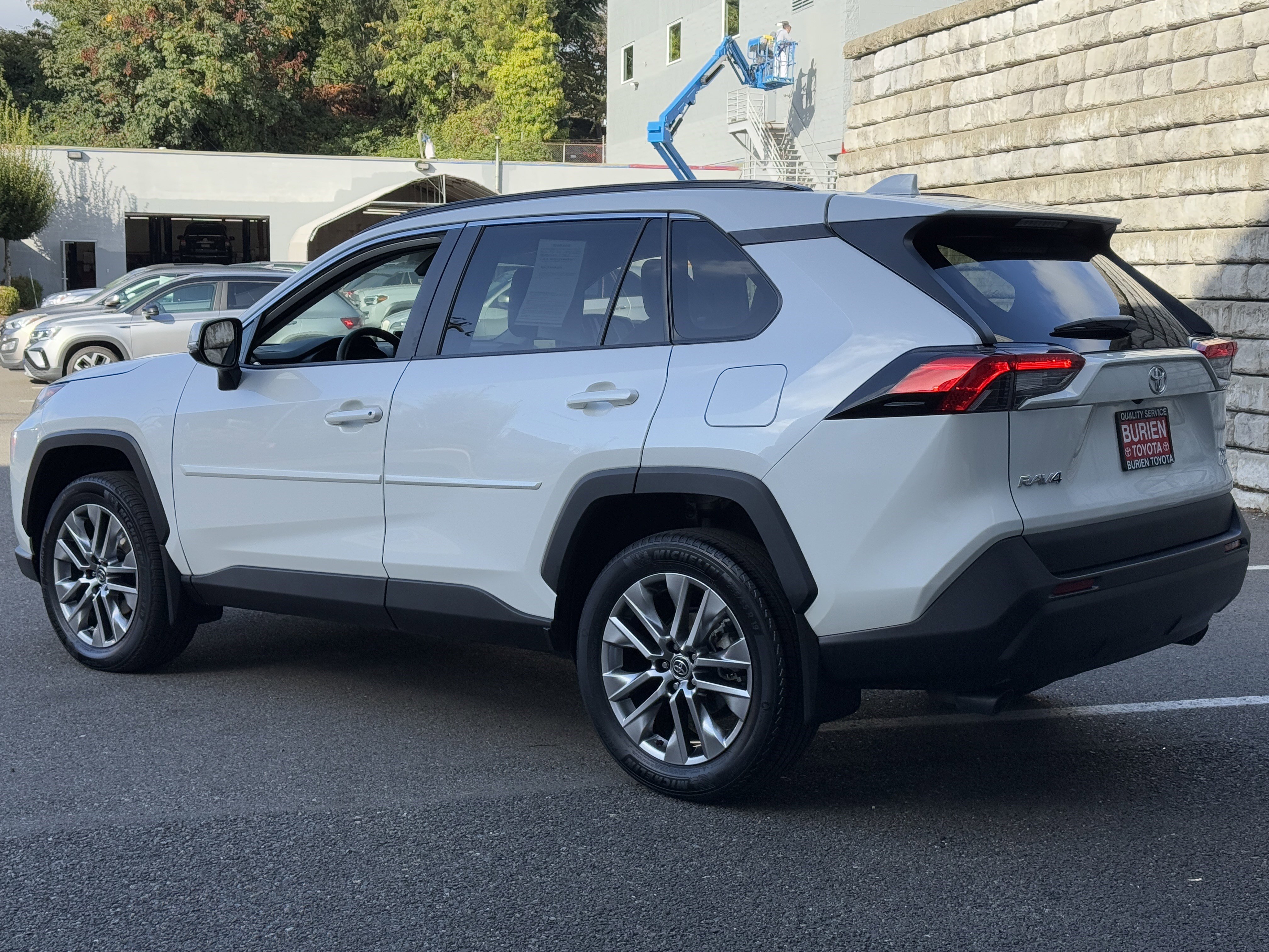 Used 2022 Toyota RAV4 XLE Premium image 4