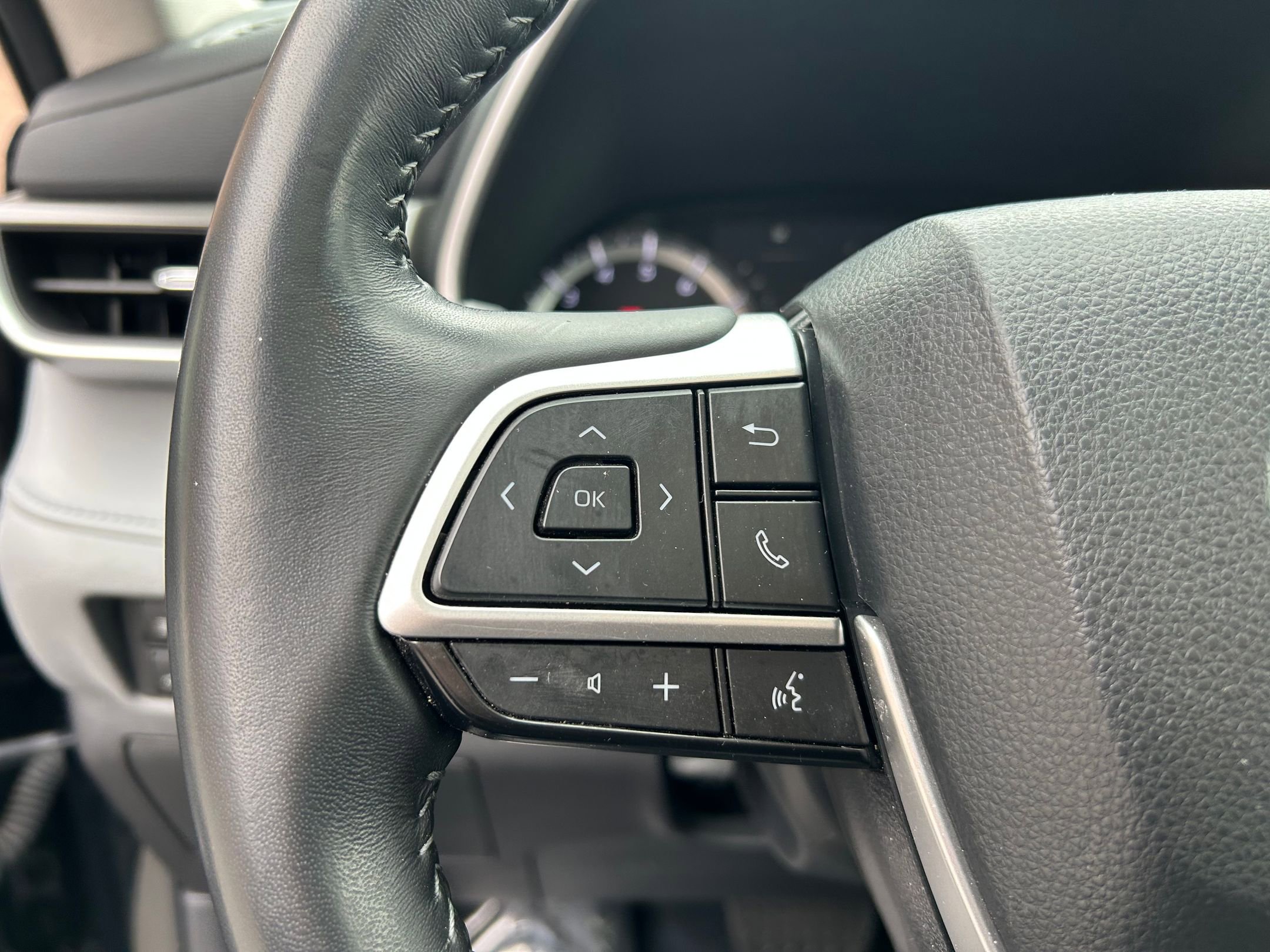 Used 2022 Toyota Highlander XLE AWD/4WD image 15