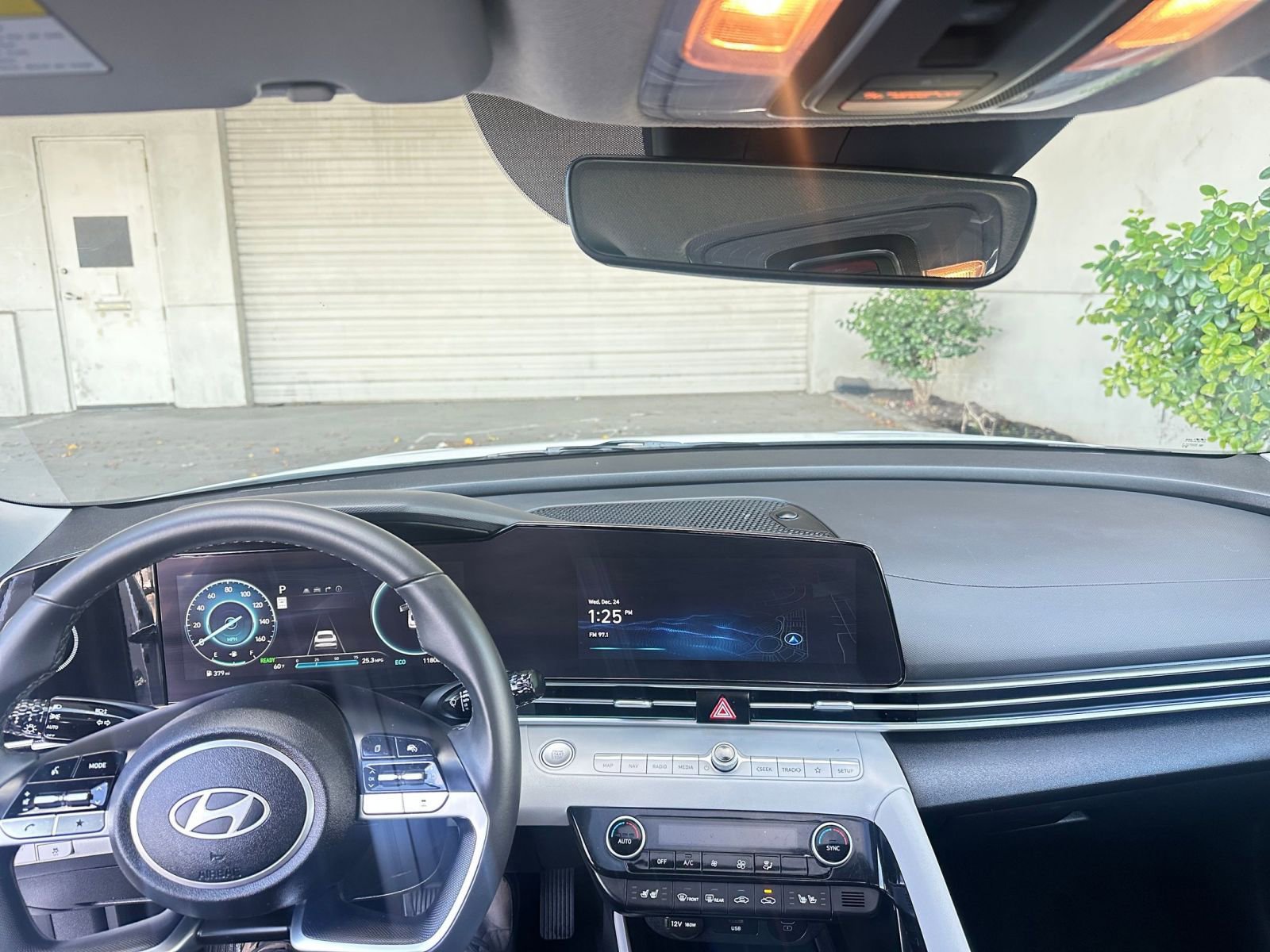 Used 2025 Hyundai Elantra Limited image 34