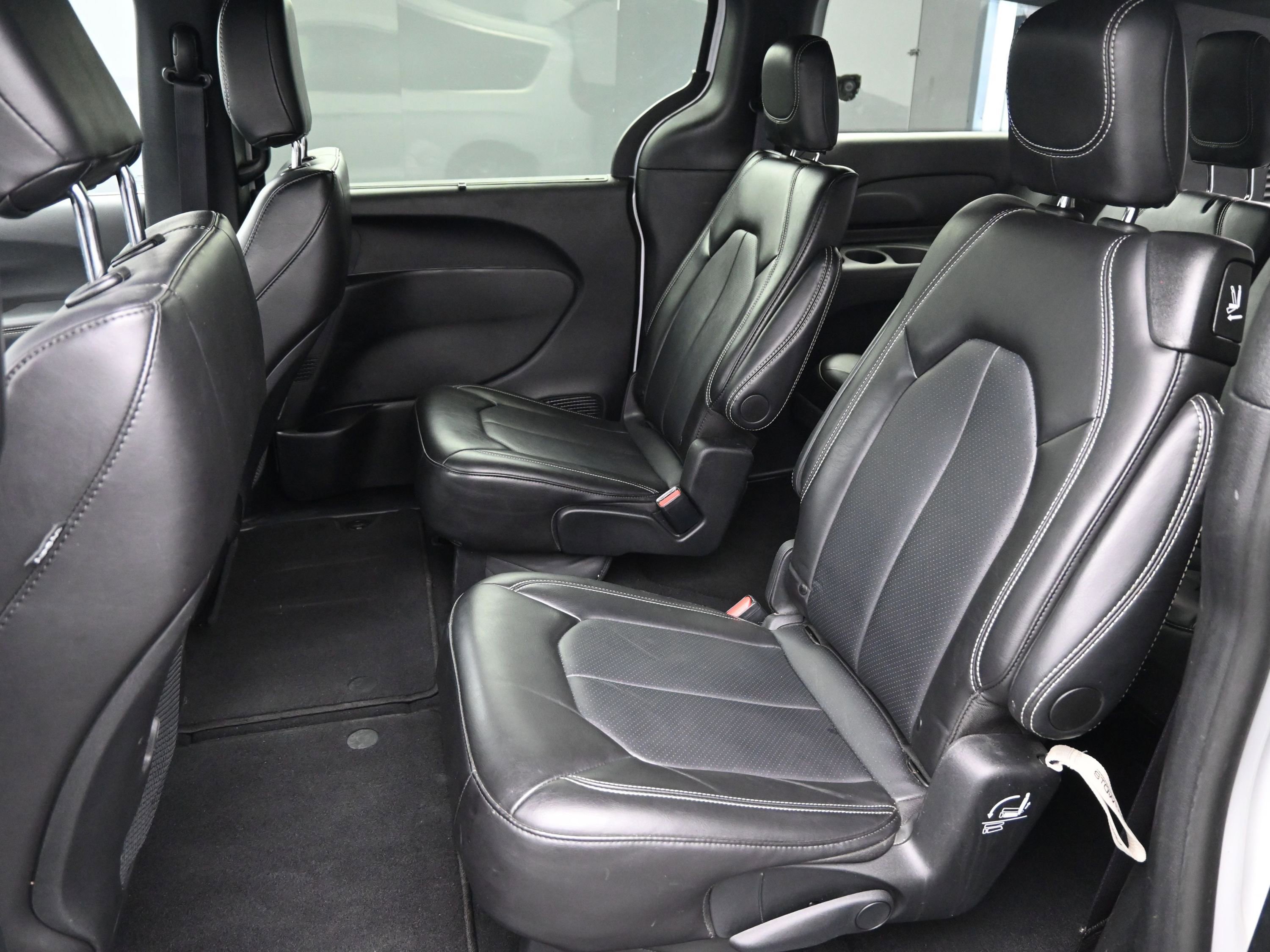 Used 2025 Chrysler Pacifica Select image 15