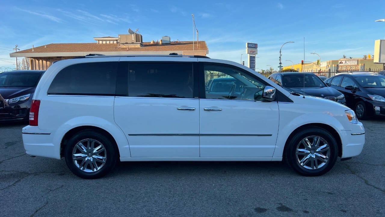 Used 2008 Chrysler Town & Country Limited w/ Trailer Tow Group image 7