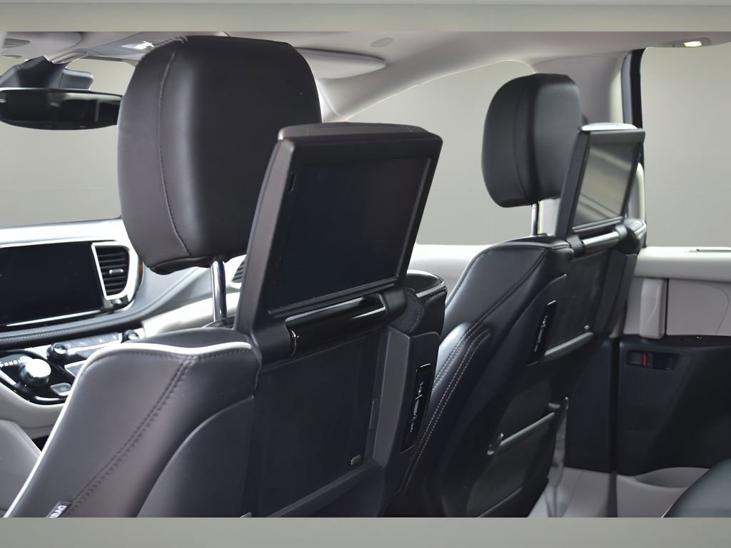 Used 2023 Chrysler Pacifica Limited w/ Uconnect Theater Family Group image 18