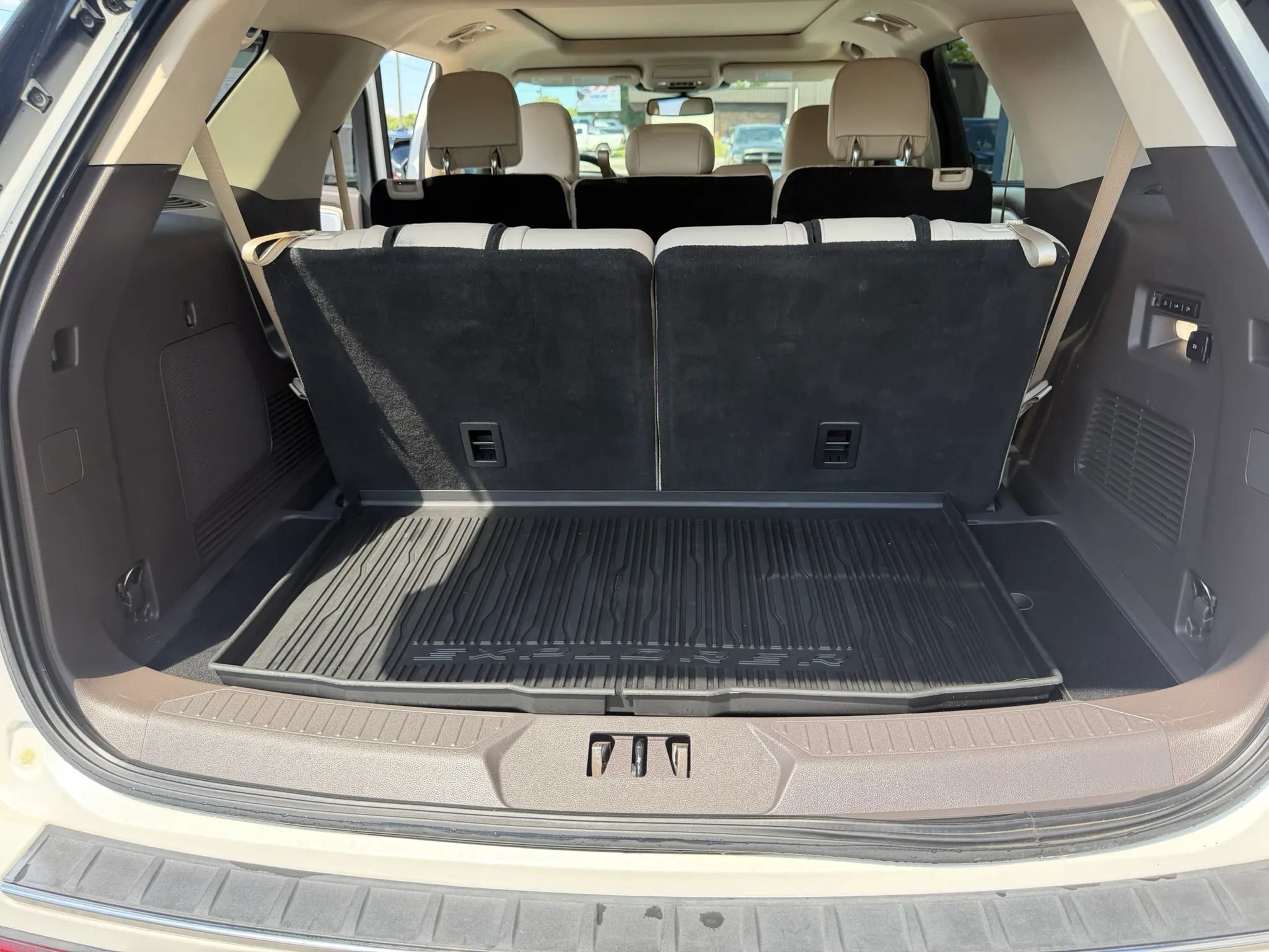 Used 2020 Ford Explorer Platinum w/ Premium Technology Package AWD/4WD image 18