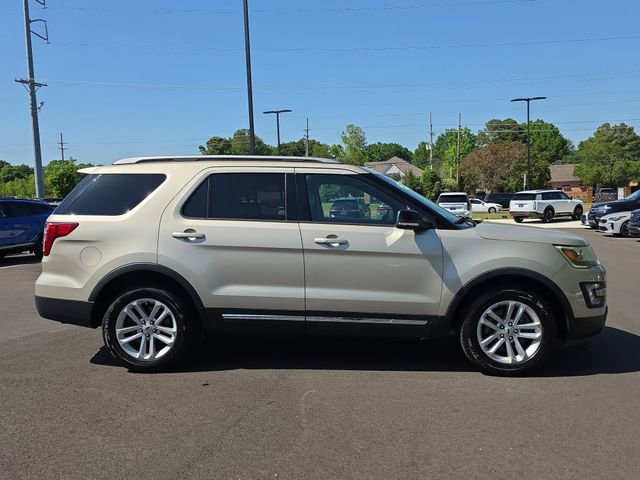 Used 2017 Ford Explorer XLT image 6