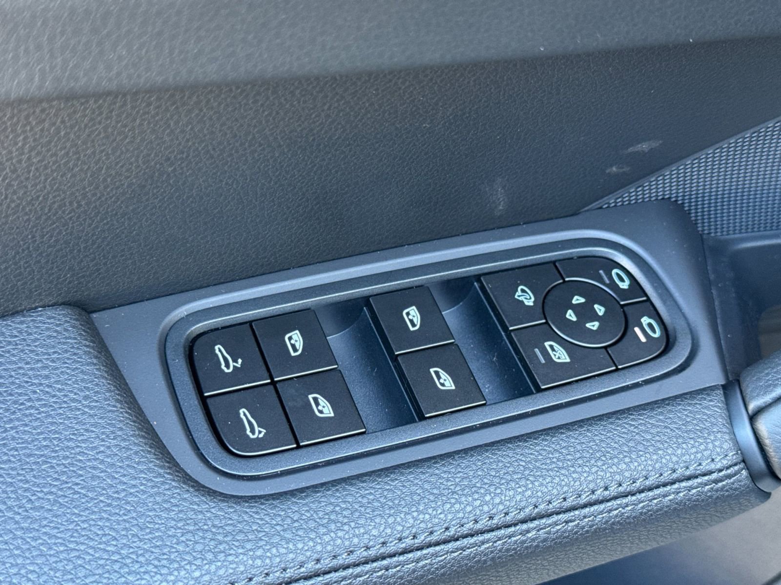 New 2026 Porsche Cayenne S image 13