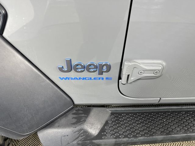 Used 2023 Jeep Wrangler Unlimited w/ Sun & Screen Package image 10