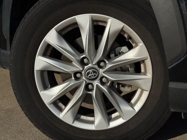 Used 2023 Toyota Corolla Cross LE AWD/4WD image 9