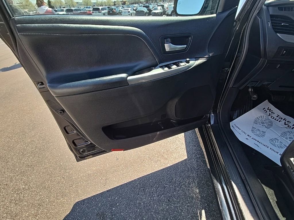 Used 2016 Toyota Sienna SE image 12