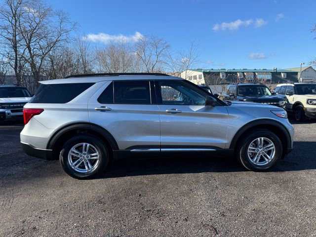 Used 2022 Ford Explorer XLT w/ Equipment Group 202A image 5