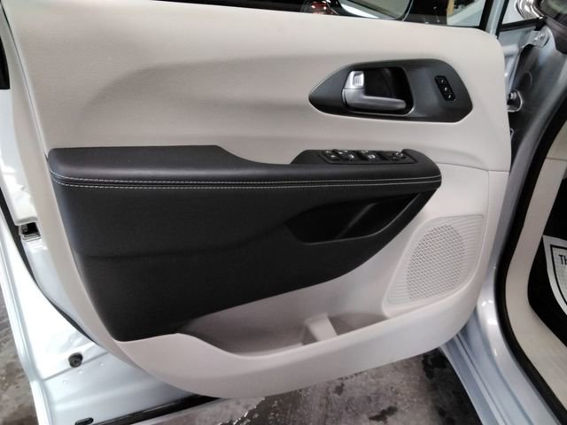 Used 2024 Chrysler Pacifica Touring-L image 17