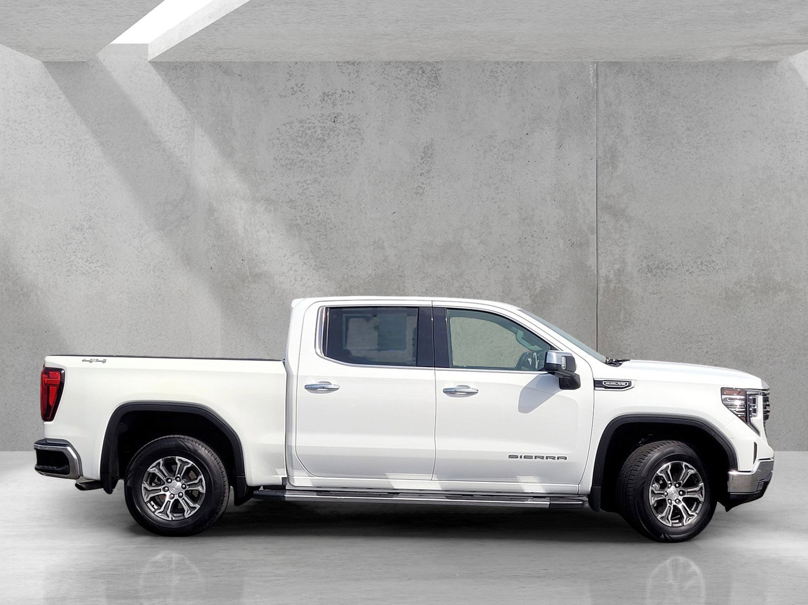 Used 2024 GMC Sierra 1500 SLT image 3