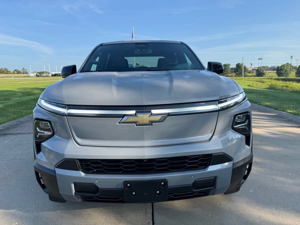 Used 2025 Chevrolet Silverado EV LT AWD/4WD image 11