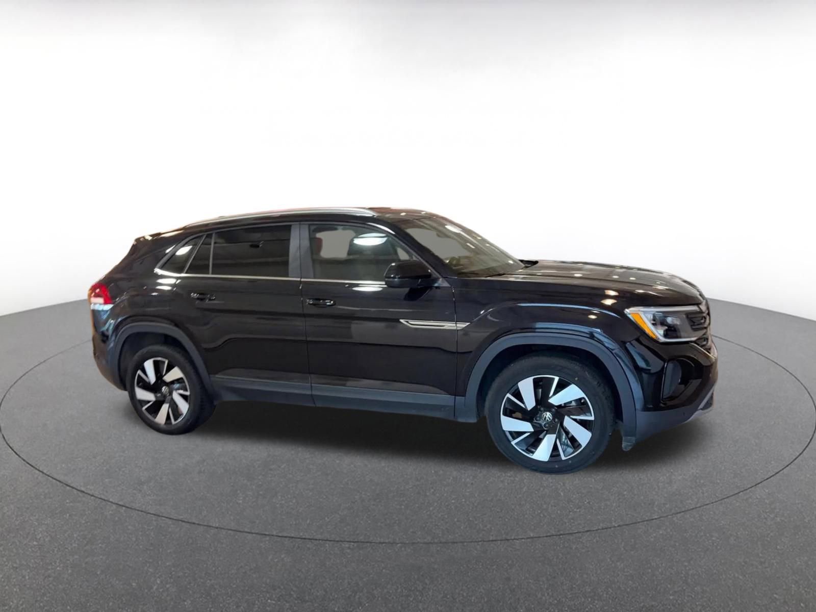 Used 2025 Volkswagen Atlas Cross Sport SE image 2