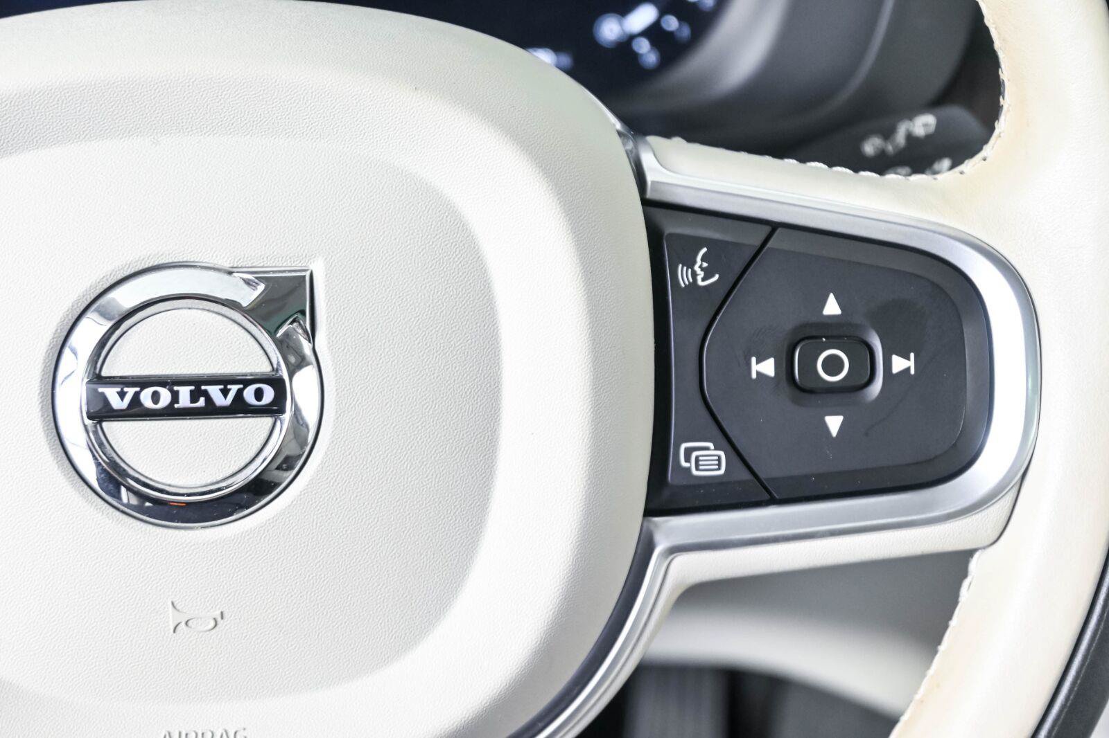 Certified 2022 Volvo XC60 B5 Momentum w/ Protection Package AWD/4WD image 10