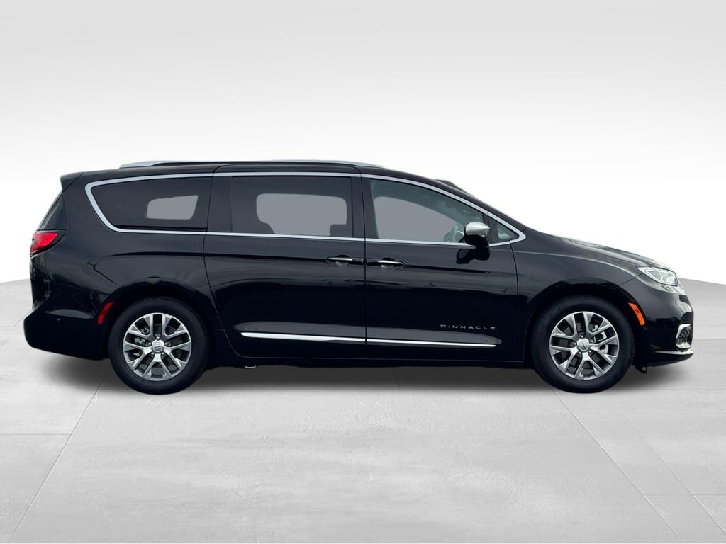 Used 2024 Chrysler Pacifica Pinnacle FWD image 8