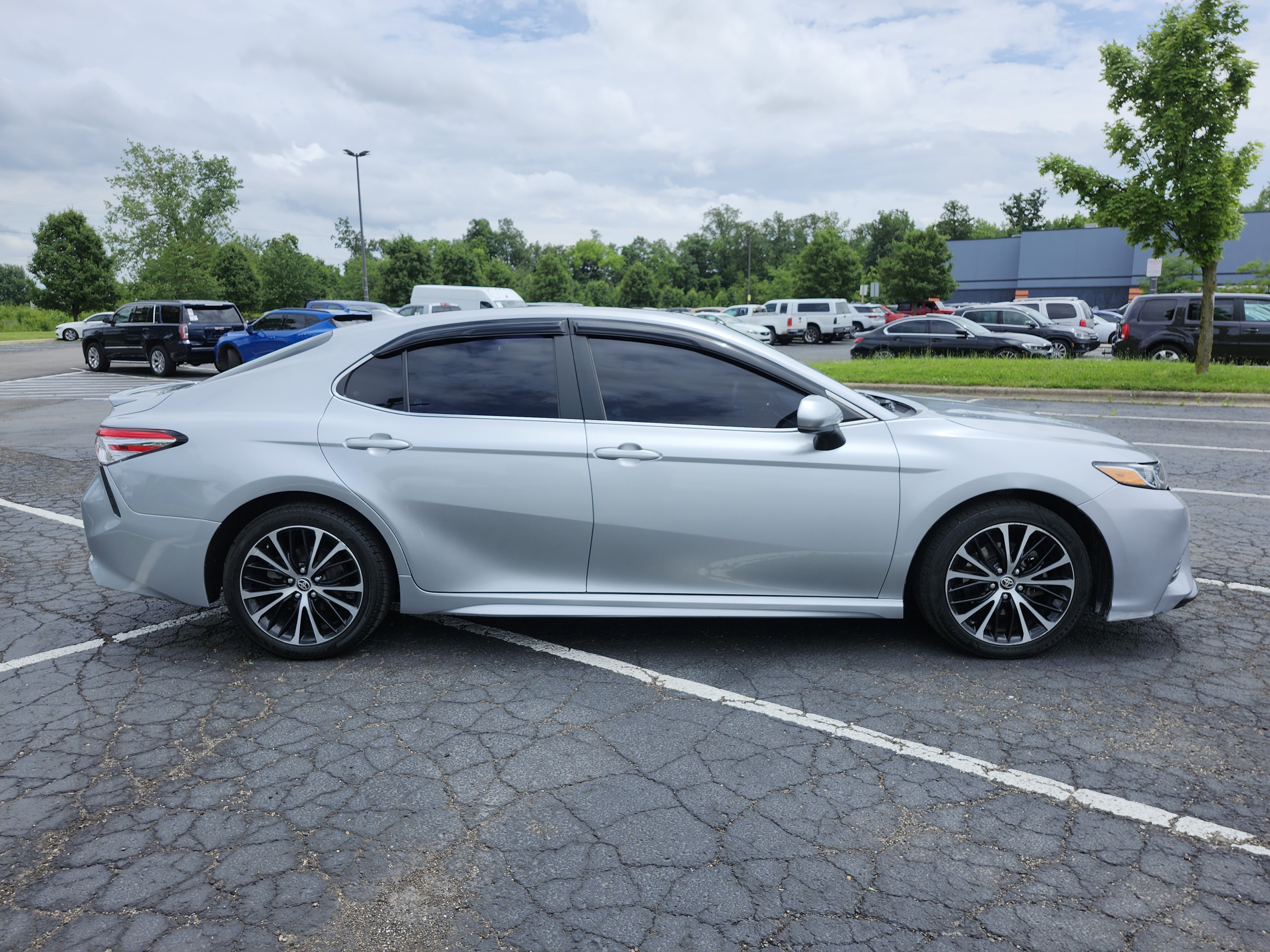 Used 2020 Toyota Camry SE FWD image 17