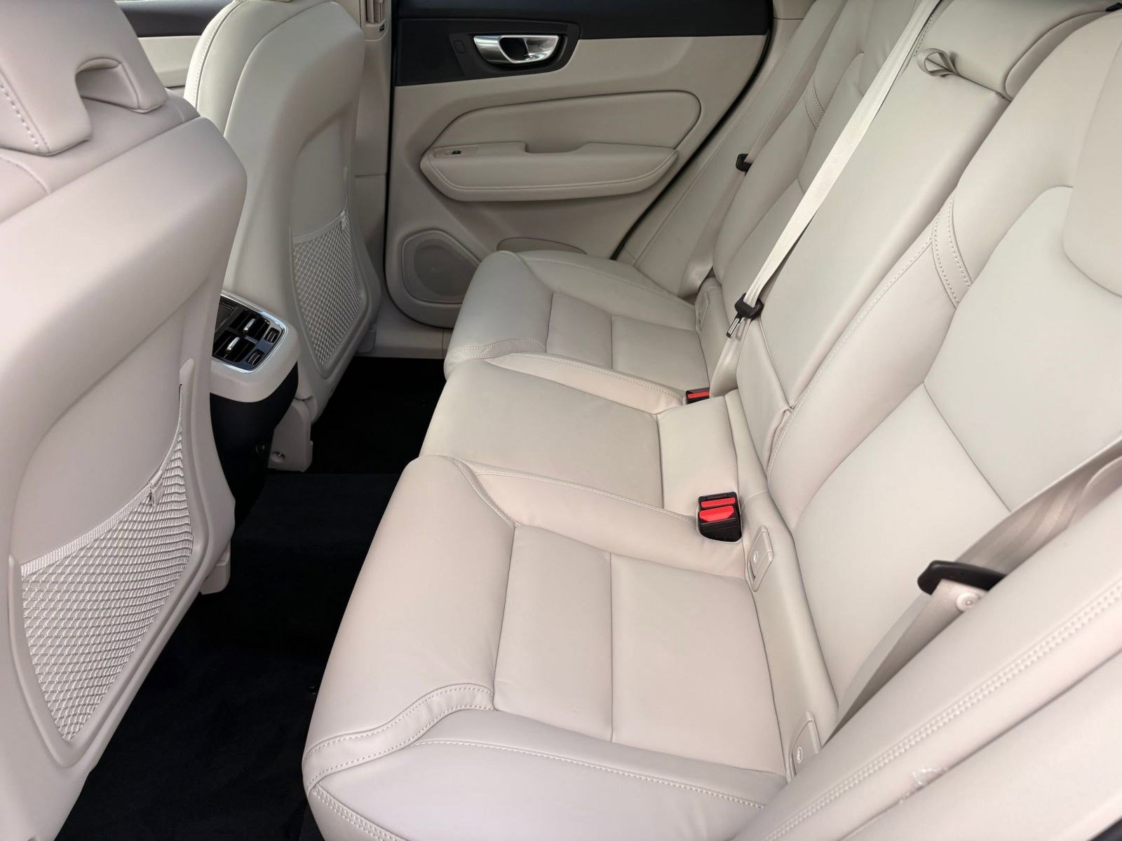 New 2026 Volvo XC60 B5 Ultra w/ Climate Package image 24