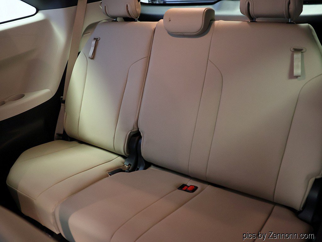 Used 2022 Toyota Sienna XLE FWD image 13