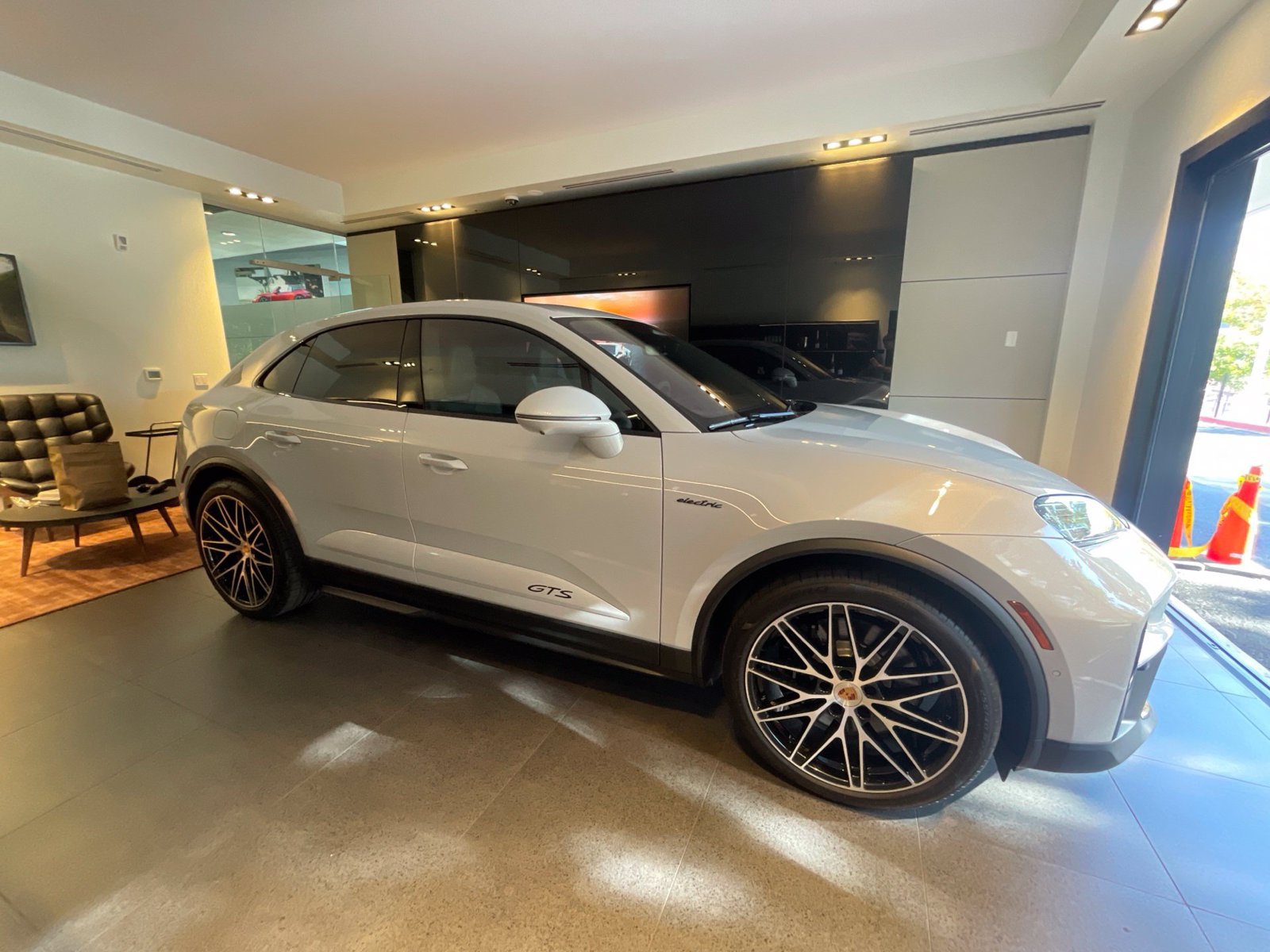 Certified 2026 Porsche Macan GTS Electric AWD/4WD image 4