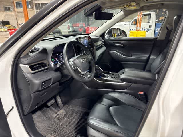 Used 2022 Toyota Highlander XLE AWD/4WD image 30
