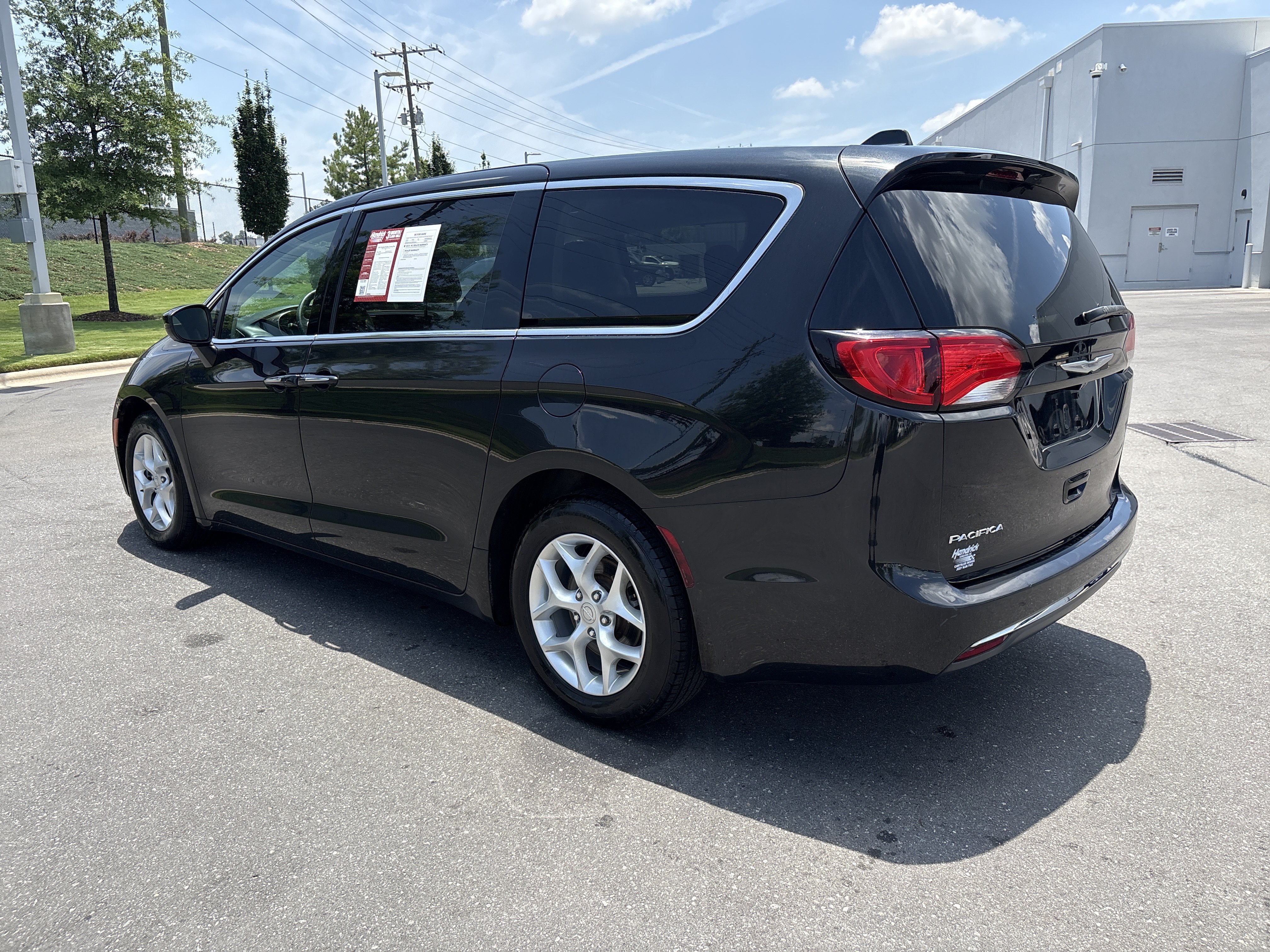 Used 2017 Chrysler Pacifica Touring Plus w/ Tire & Wheel Group FWD image 7
