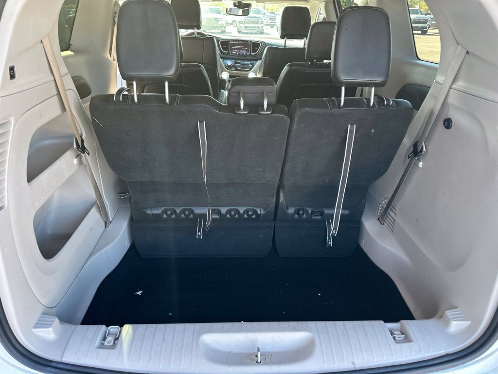 Used 2024 Chrysler Pacifica Touring-L FWD image 8