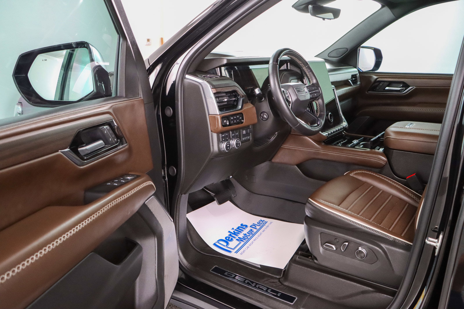 Used 2025 GMC Yukon Denali Ultimate AWD/4WD image 4