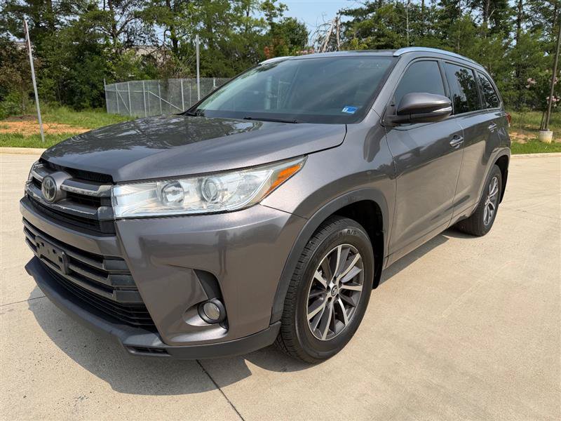Used 2018 Toyota Highlander XLE AWD/4WD image 3