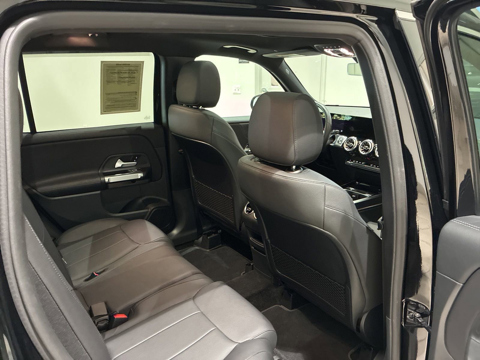 Used 2025 Mercedes-Benz GLB 250 4MATIC image 23