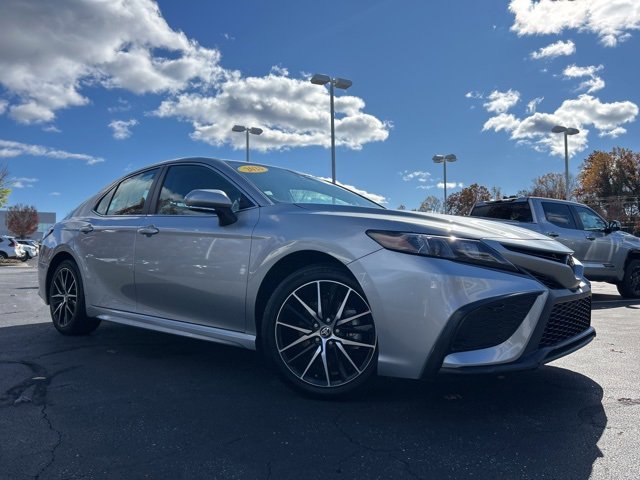 Used 2023 Toyota Camry SE image 3