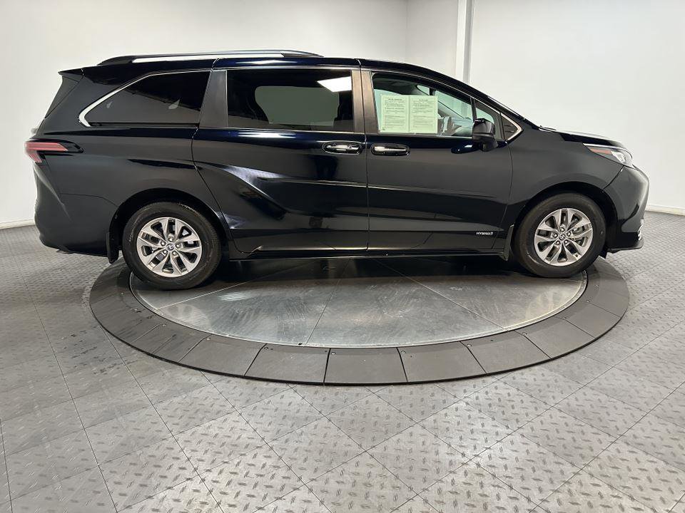 Certified 2021 Toyota Sienna XLE image 15