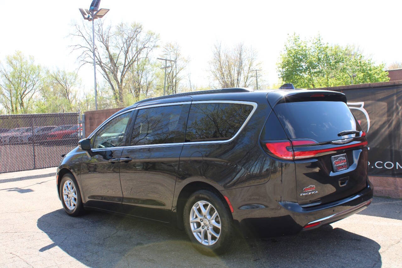 Used 2022 Chrysler Pacifica Touring-L FWD image 3