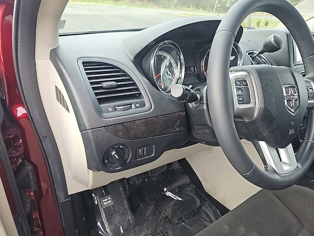 Used 2016 Dodge Grand Caravan American Value Package w/ UConnect Hands-Free Group FWD image 13