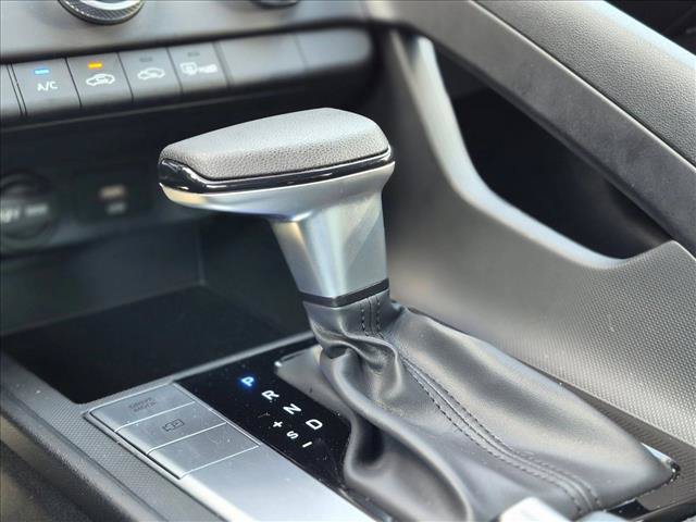 Used 2025 Hyundai Elantra SE FWD image 12