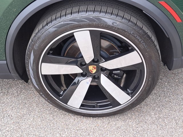 Certified 2024 Porsche Macan 4 Electric image 13