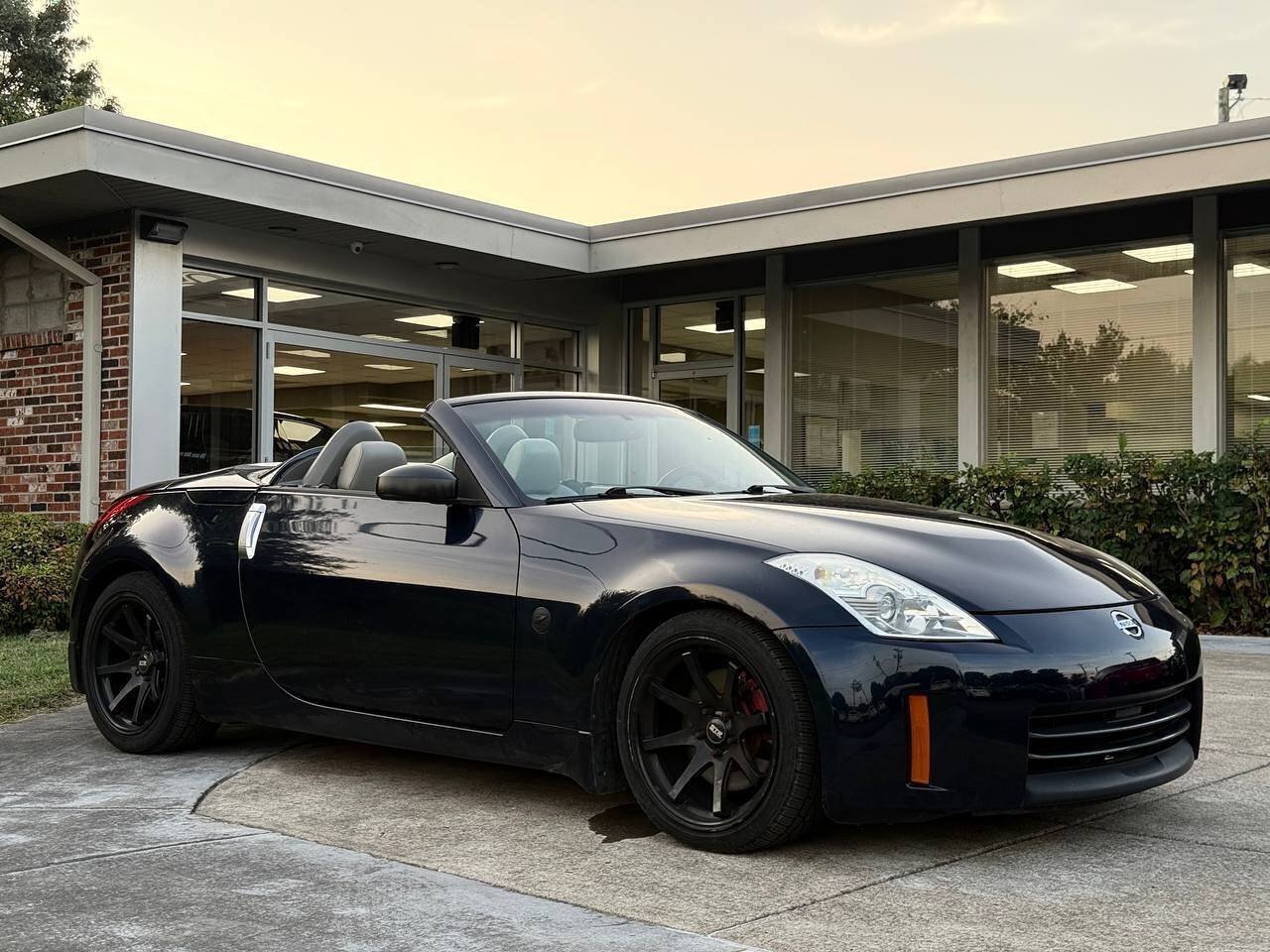 Used 2007 Nissan 350Z Touring RWD image 4