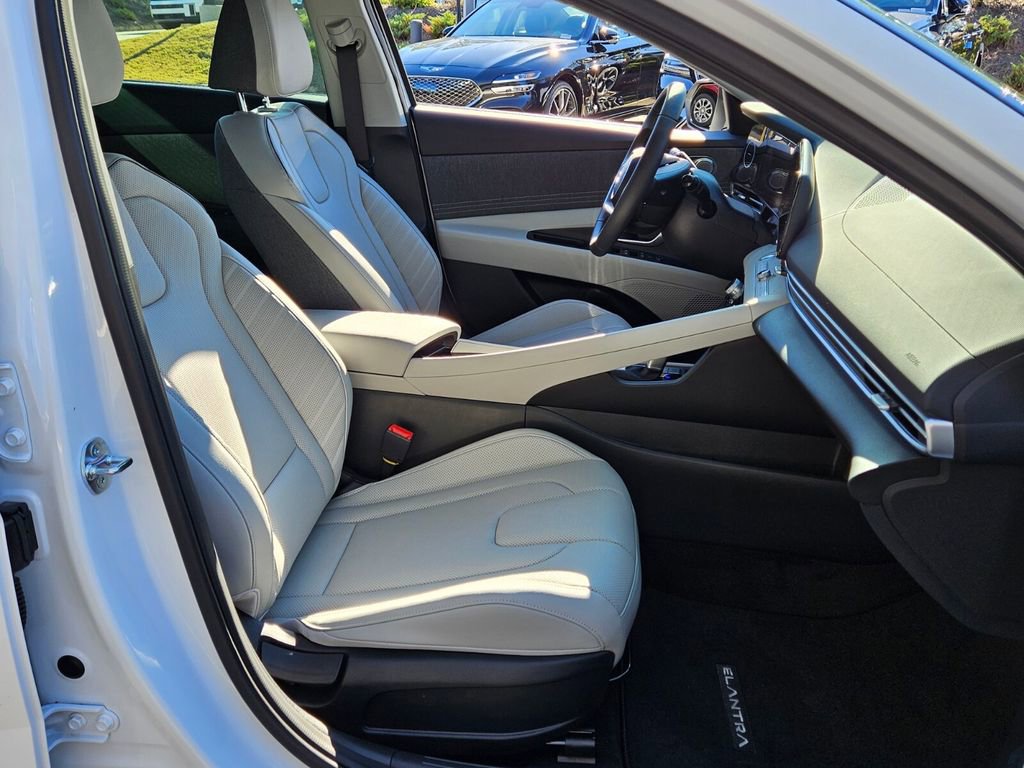 New 2025 Hyundai Elantra Limited image 17
