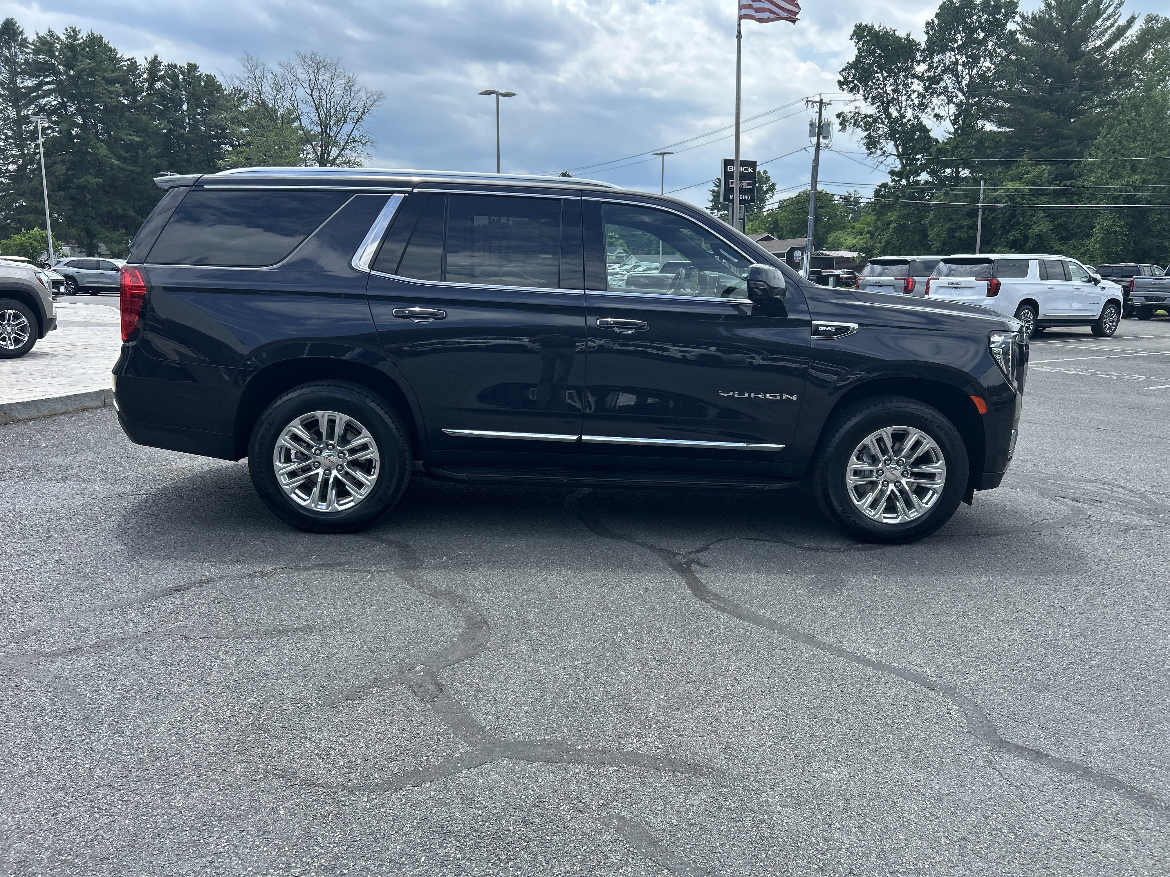 Certified 2024 GMC Yukon SLT w/ SLT Luxury Package AWD/4WD image 17