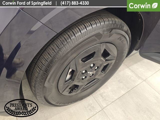Used 2025 Kia Carnival FWD image 37