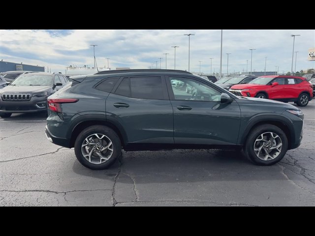Used 2026 Chevrolet Trax LT w/ Sunroof Package FWD image 9