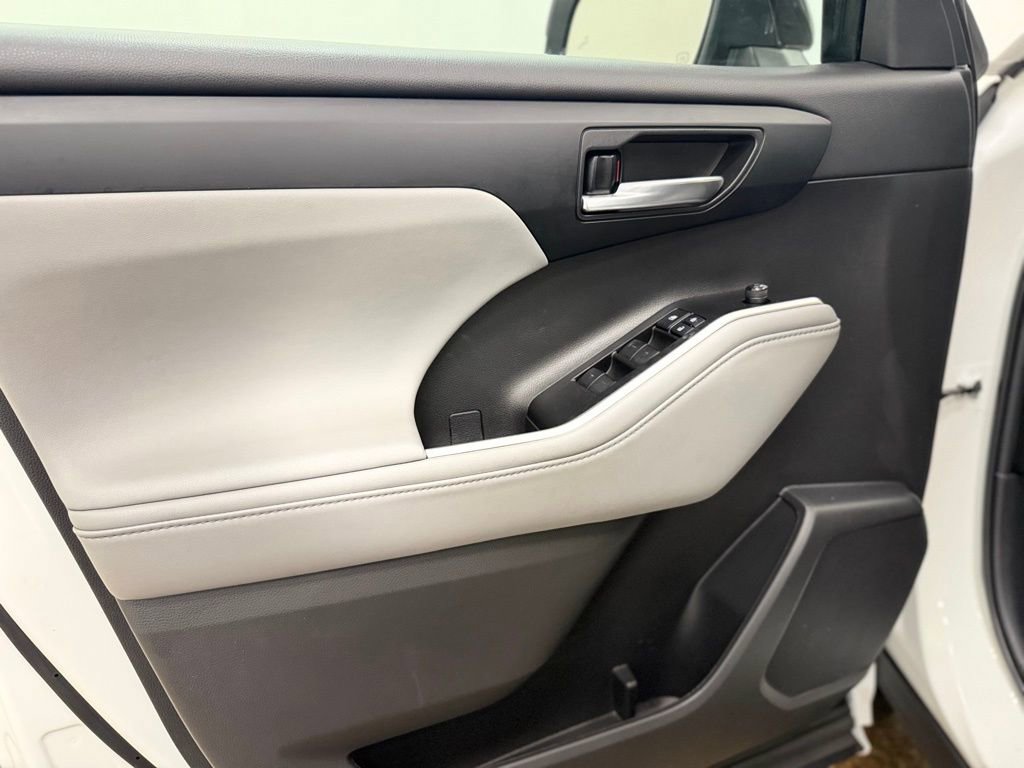 Used 2022 Toyota Highlander XLE image 11