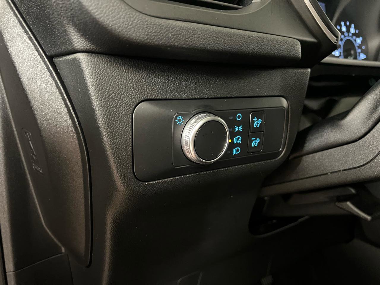 Used 2020 Ford Escape SE image 15