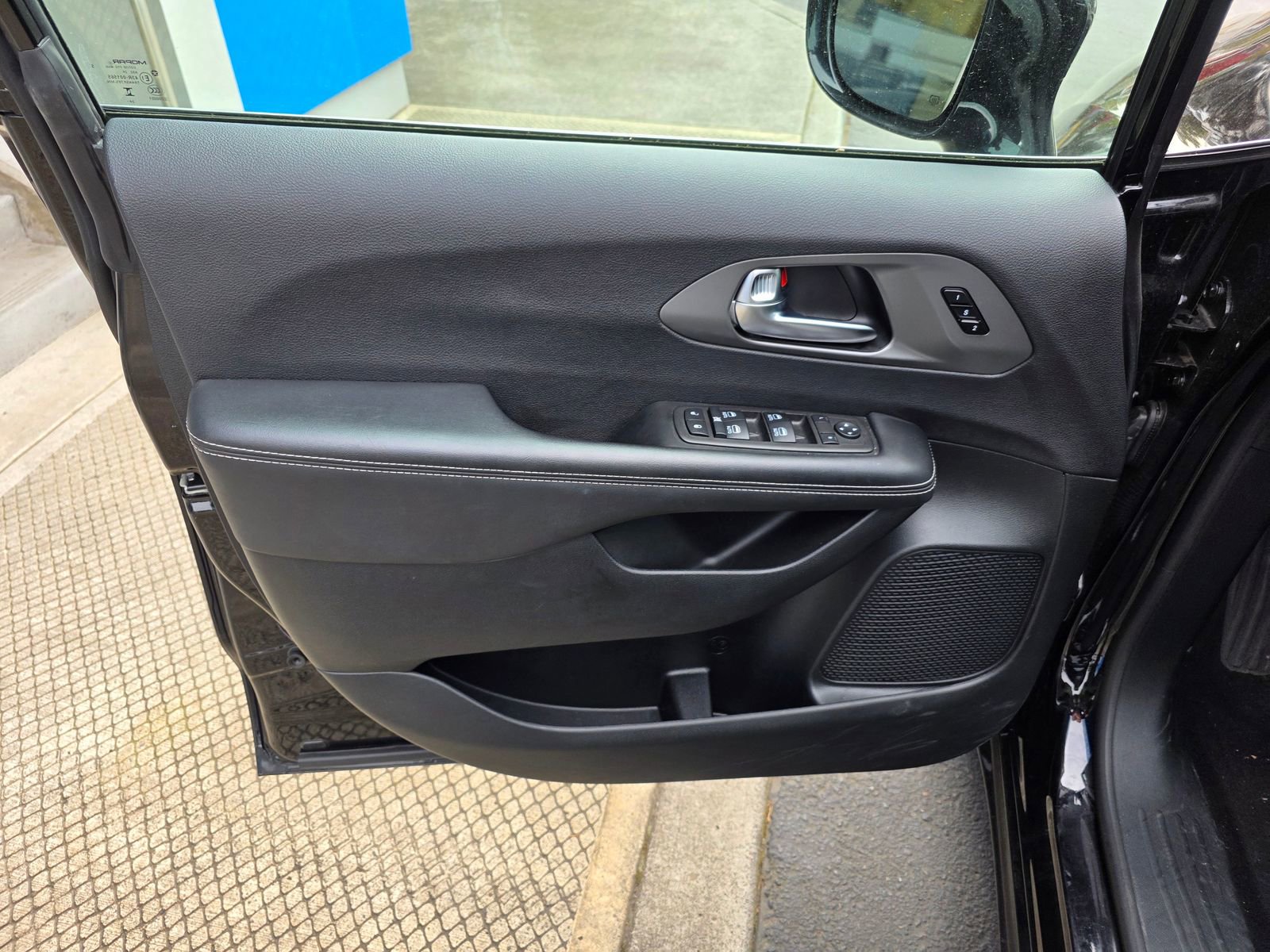 Used 2025 Chrysler Pacifica Select image 10