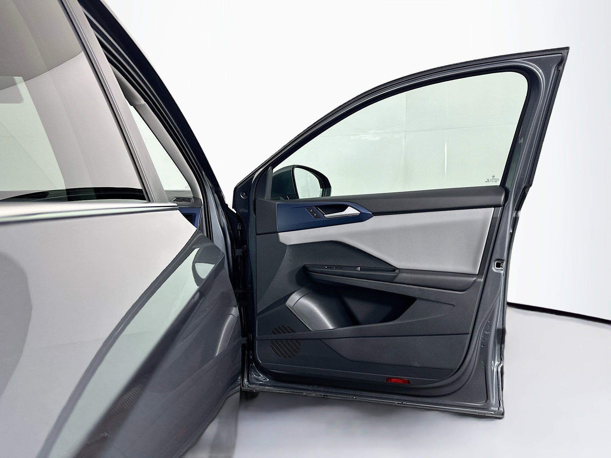 Used 2023 Volkswagen Taos SE w/ Panoramic Sunroof Package AWD/4WD image 32