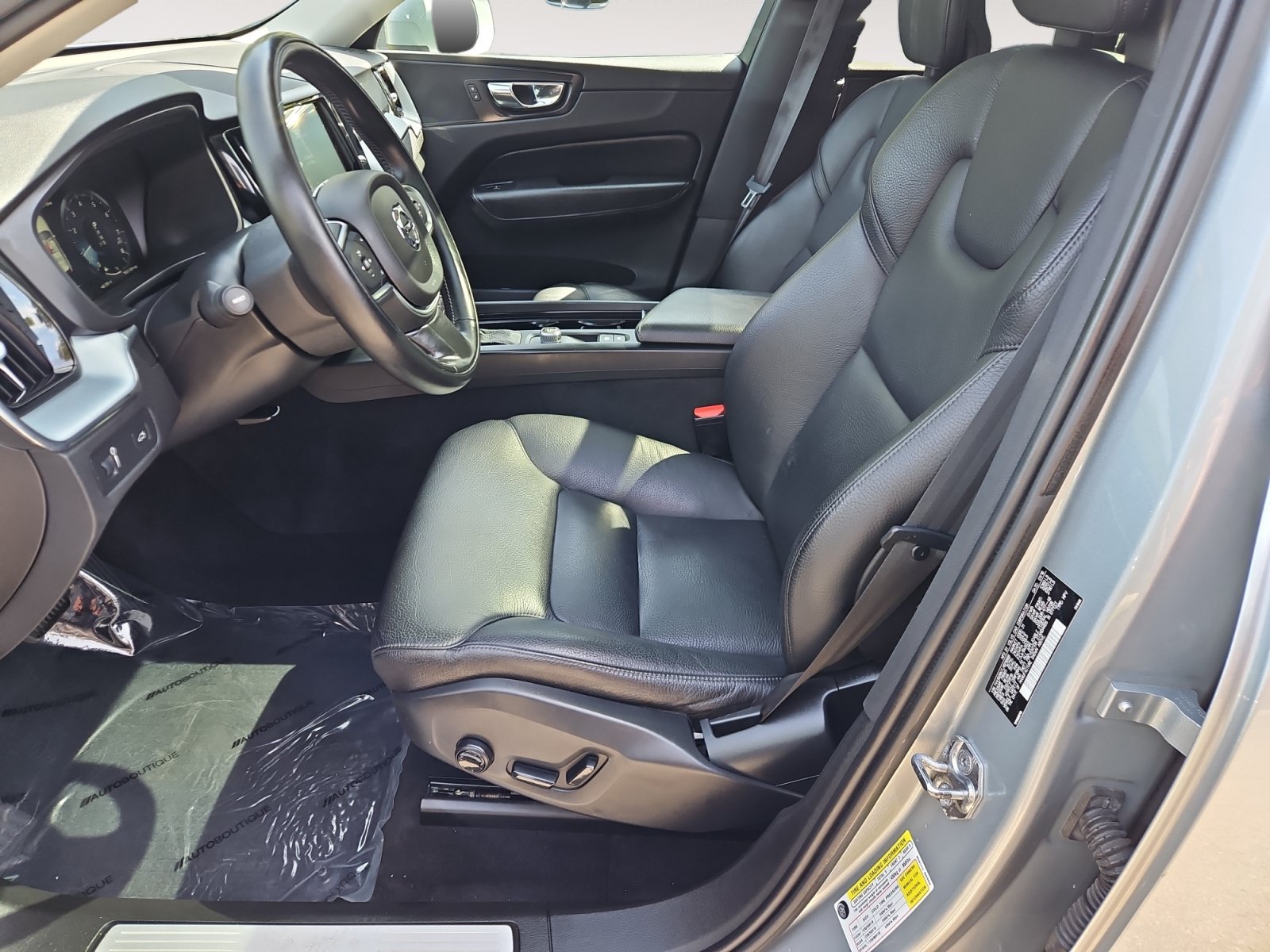 Used 2018 Volvo XC60 T5 Momentum w/ Vision Package AWD/4WD image 9