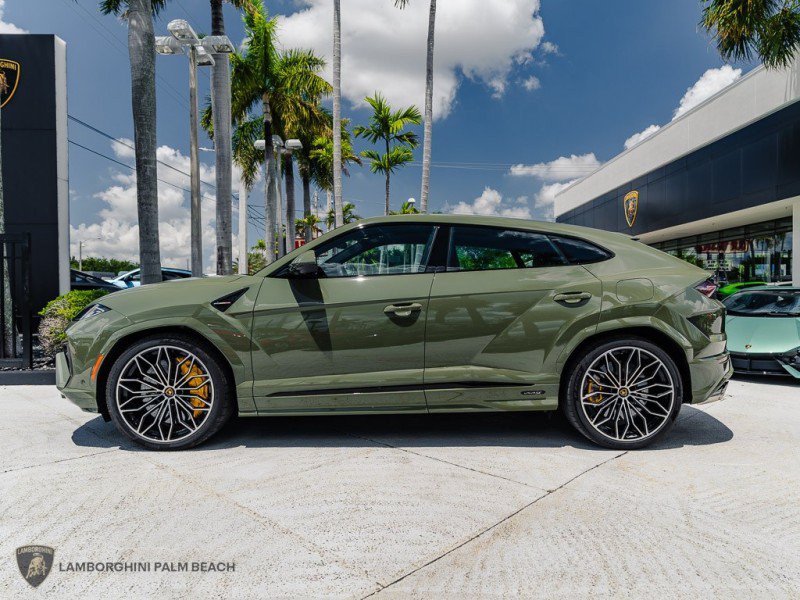 Used 2025 Lamborghini Urus SE AWD/4WD image 2
