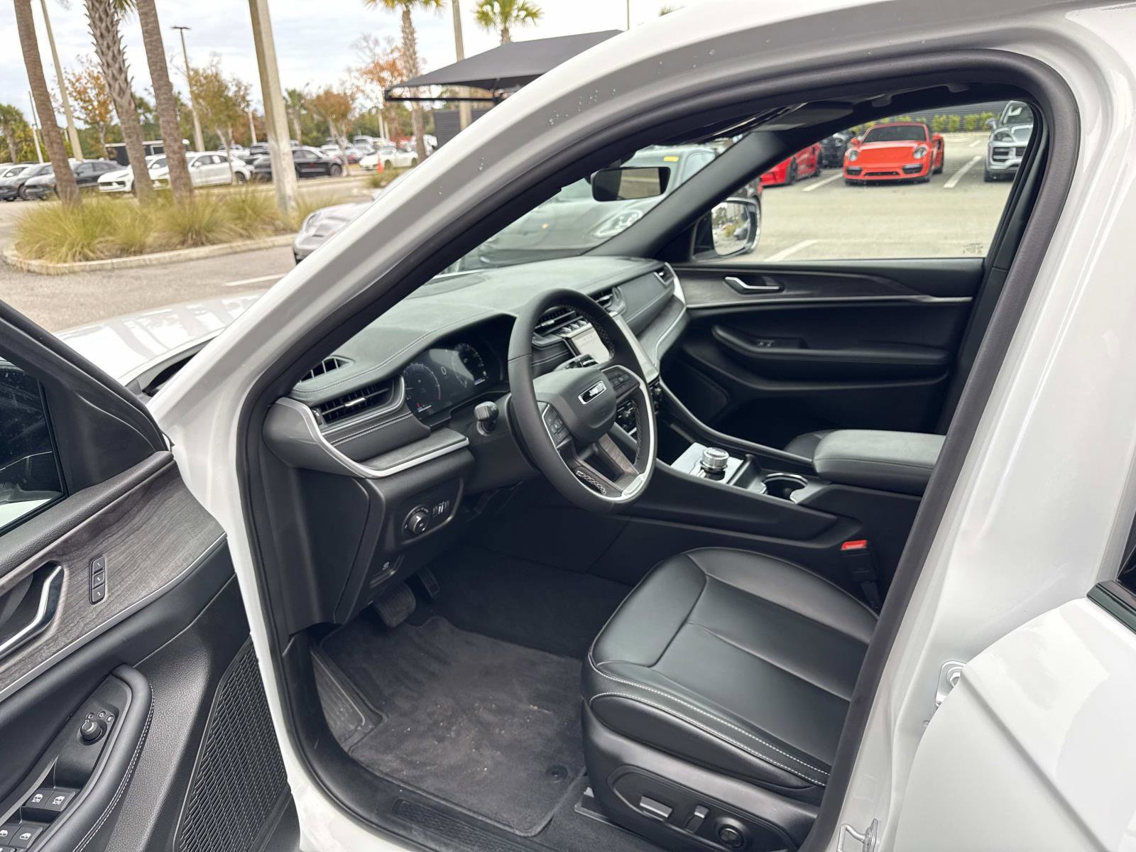 Used 2025 Jeep Grand Cherokee Limited w/ Black Appearance Package image 4