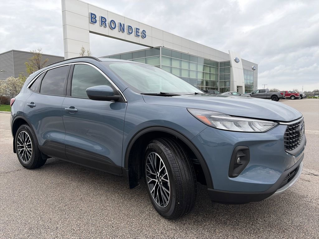 Used 2023 Ford Escape SE FWD image 1